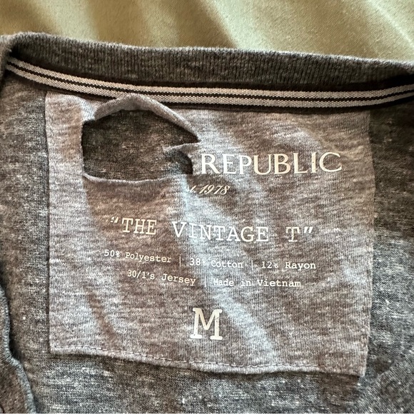 Banana Republic v neck tee - Picture 3 of 4